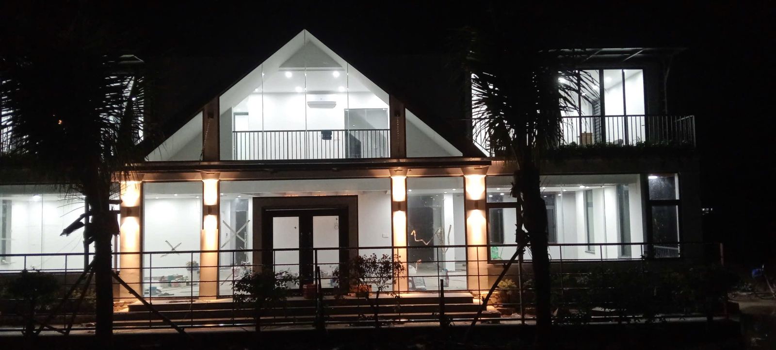 Khu nhà chính Quảng Đà X-Camp lên đèn buổi tối